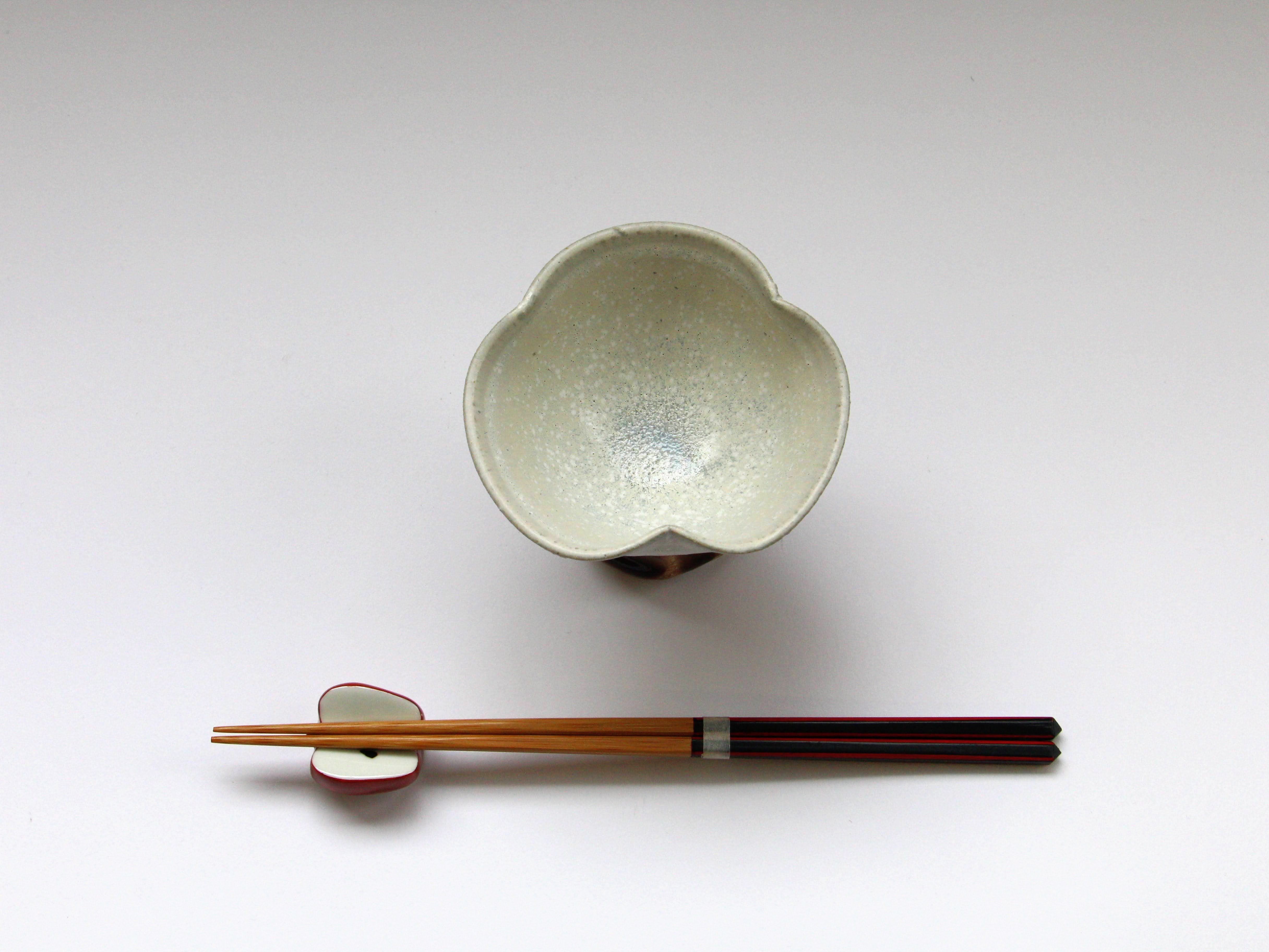 Maron glaze white mat ring flower hill small bowl [Kazuhito Yamamoto]