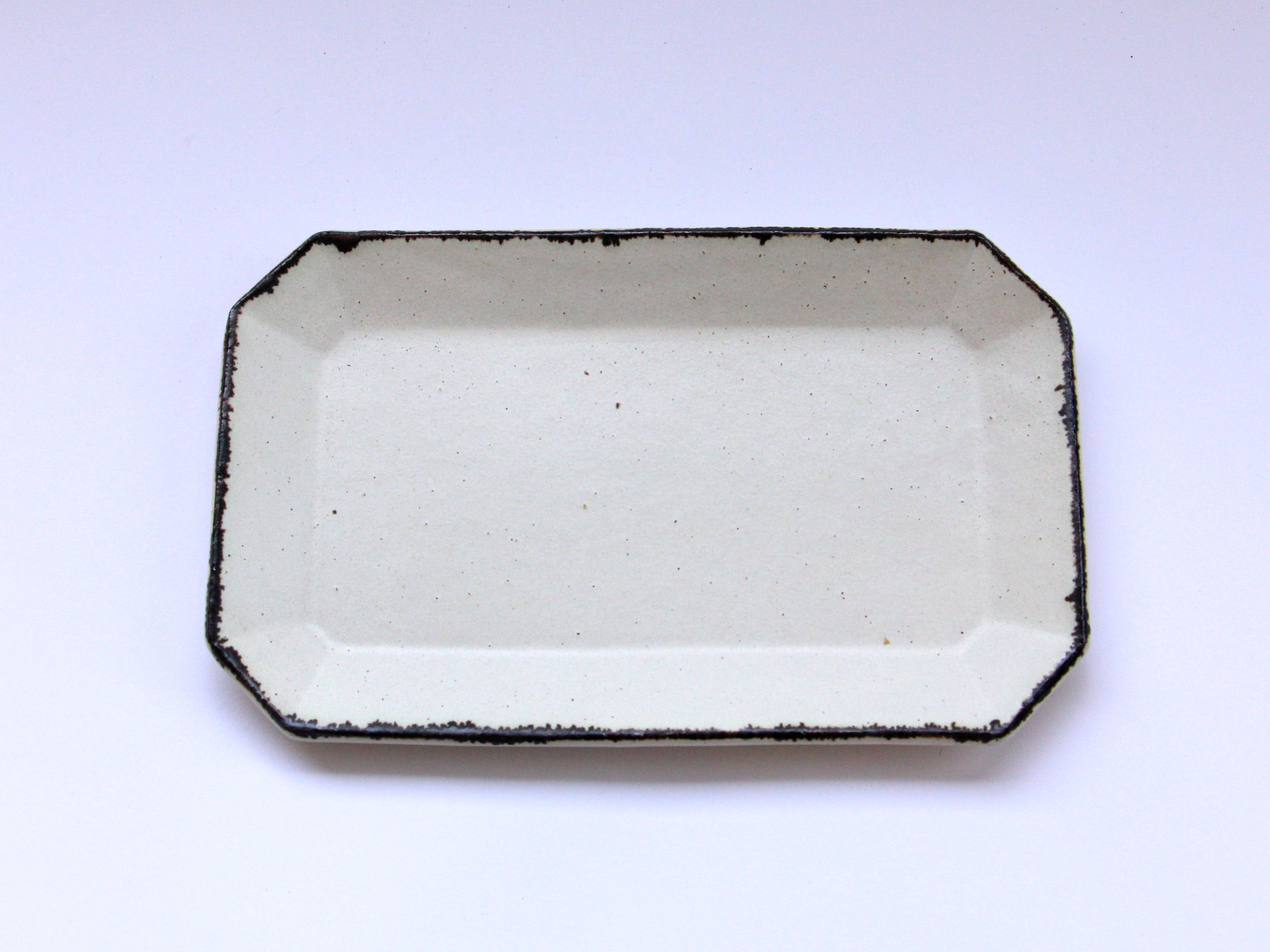 White mud corner cut long square plate [Bunzan Kanae]