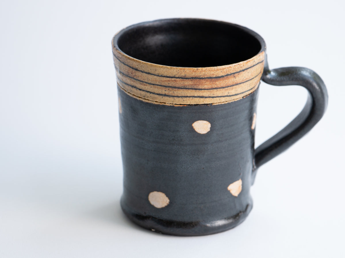 Black glaze line engraved dot tube mug [Kazuhito Yamamoto]