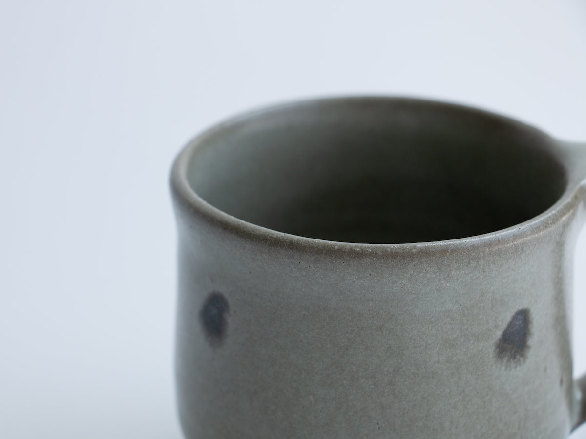 Gray glaze black dot mug [Tatsuo Otomo]