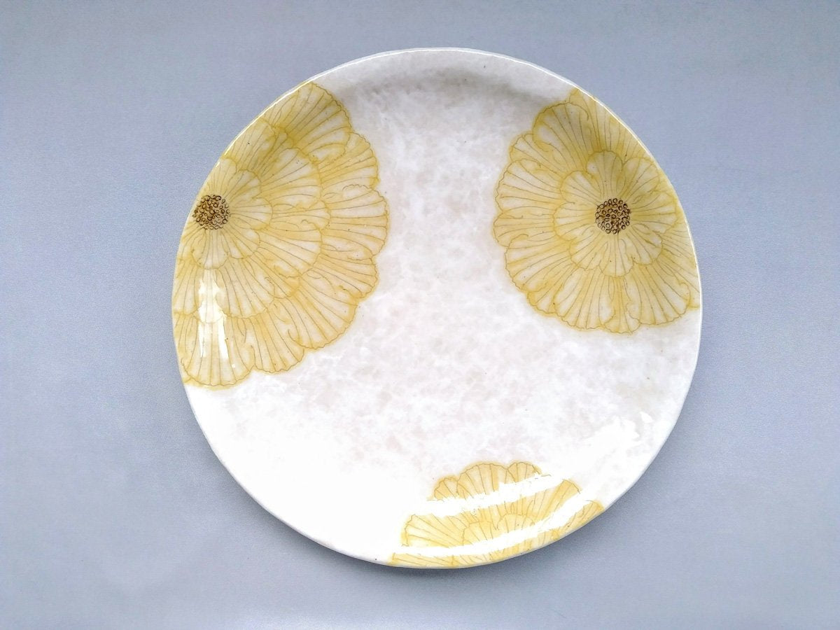 Powdered ground peony 7.5 inch round plate yellow [Kato Yoshihei]