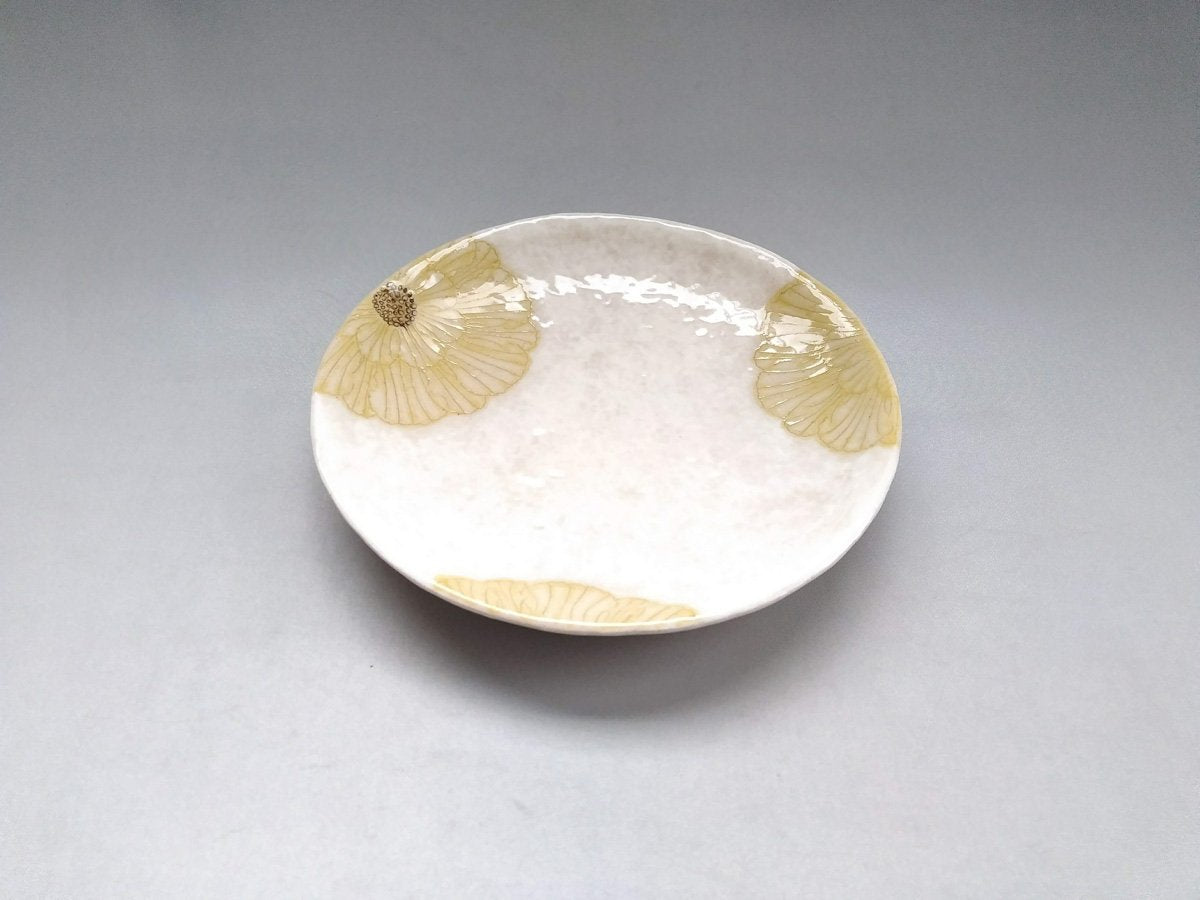 Powdered peony 6.5 inch round plate yellow [Kato Yoshihei]