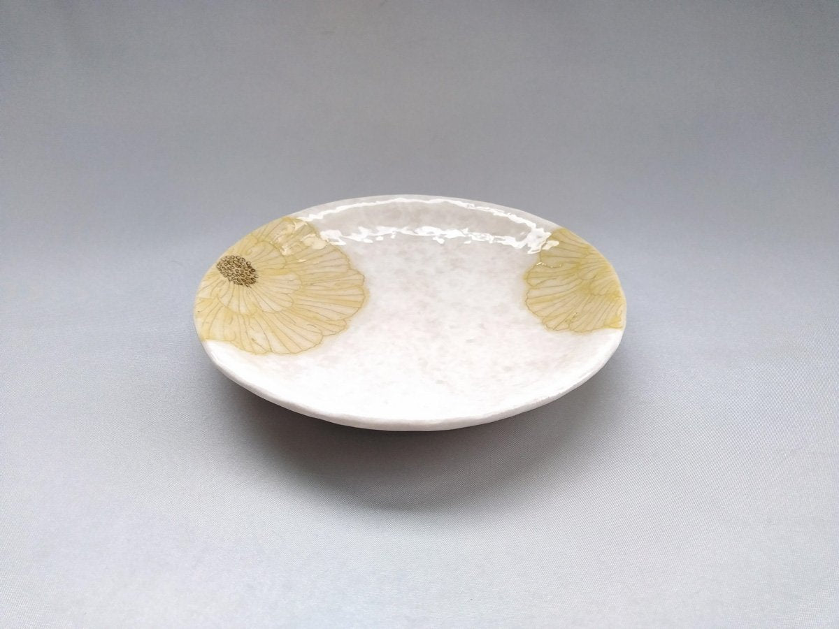 Powdered ground peony 5.5-inch round plate yellow [Yohei Kato]