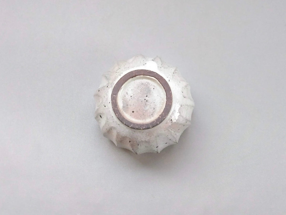 Powdered thick shavings round cup [Hyozan kiln]