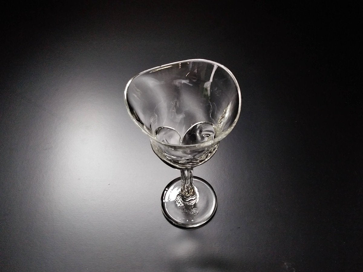 Flickering wine glass [Mitsuhiro Hara]
