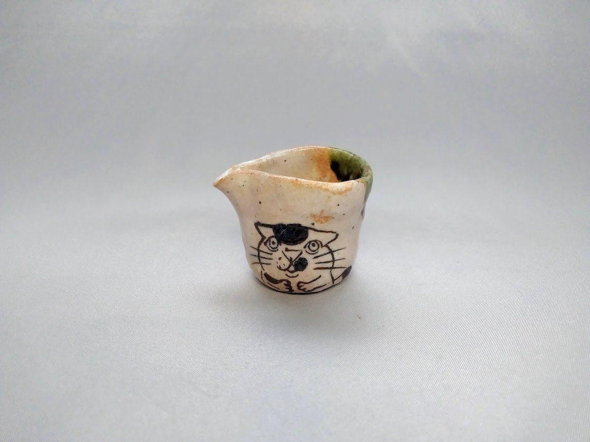 Milk pitcher cat and little bird [Daishi Sato]