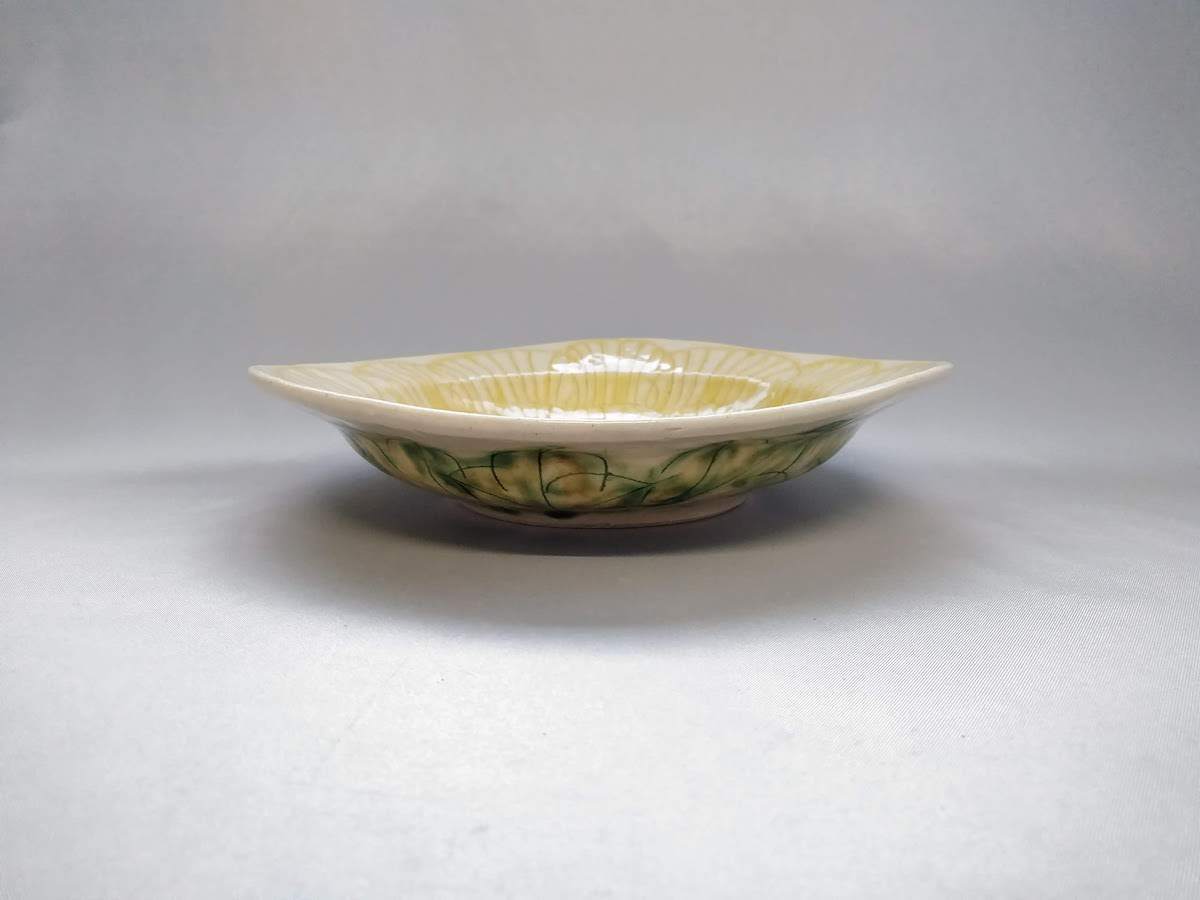 Peony crest swaying rim deep plate yellow [Kato Kohei]