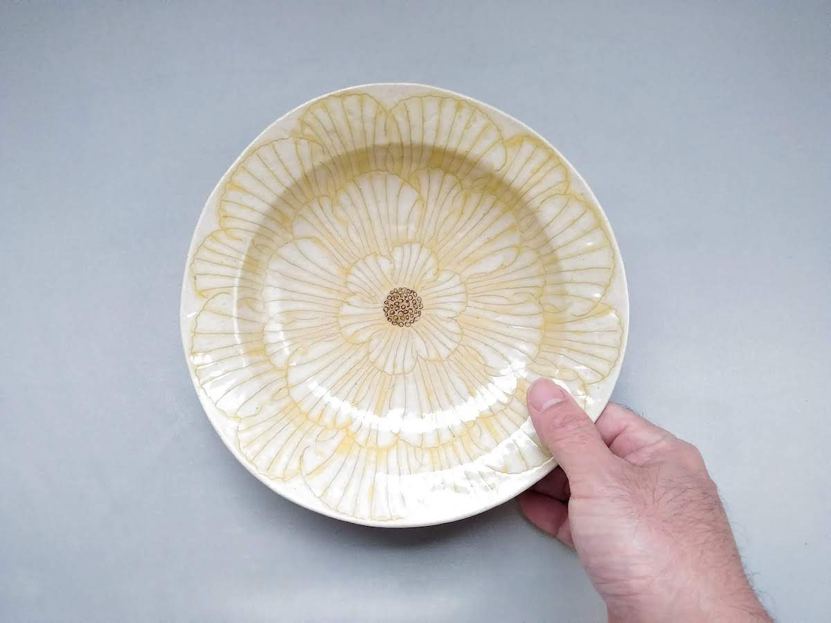 Peony crest swaying rim deep plate yellow [Kato Kohei]