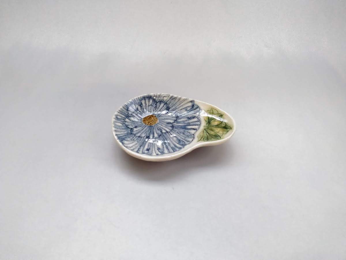 Mai peony pattern magadama three-legged small plate blue [Yoshihei Kato]