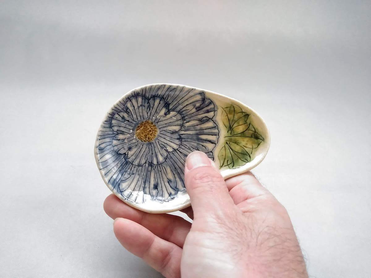 Mai peony pattern magadama three-legged small plate blue [Yoshihei Kato]
