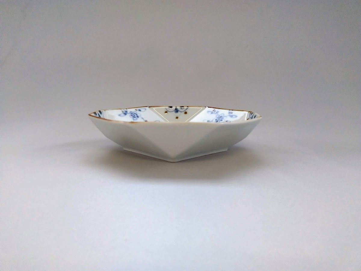 Vine arabesque diamond-shaped small bowl [Tokushichigama]