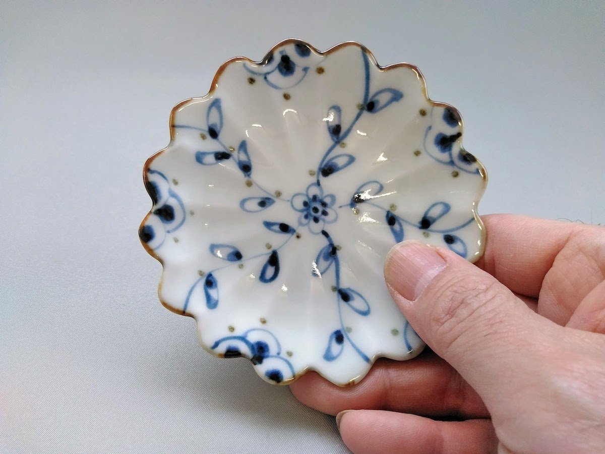 Vine arabesque flower-shaped hand salt plate [Tokushichigama]