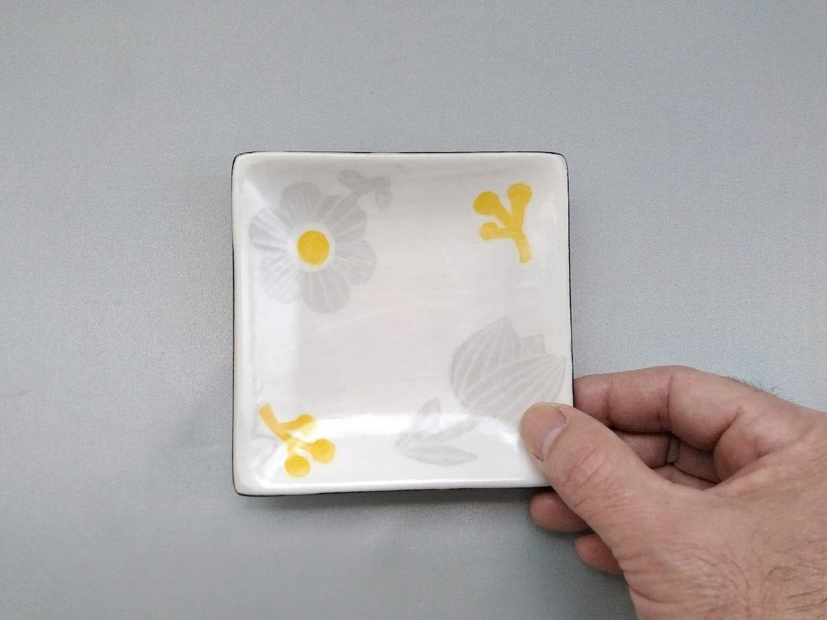 Washi-dyed gray yellow flower corner small plate [Ami Kobo]