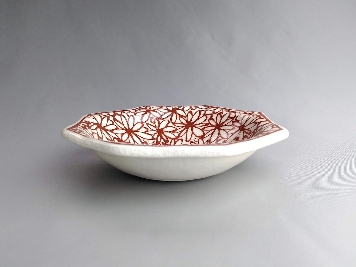 Flower-filled octagonal small plate red [Kituru Seito]