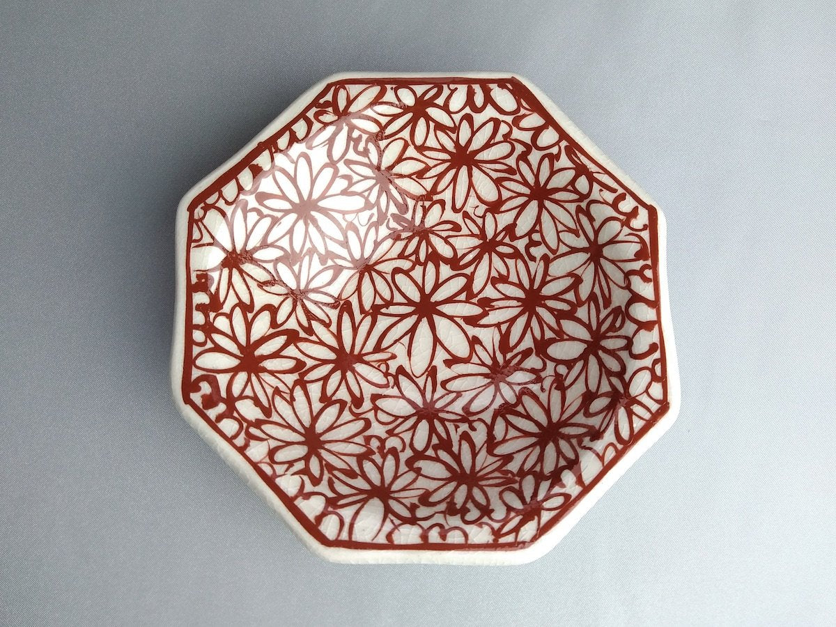 Flower-filled octagonal small plate red [Kituru Seito]