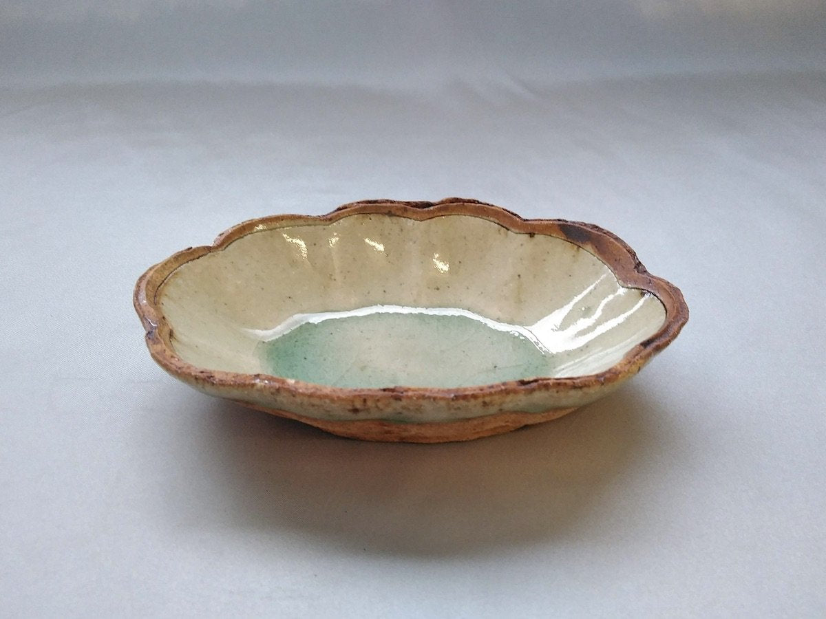 Ash glaze wire carved cloud shaped small bowl [Yoshitaka Kato]