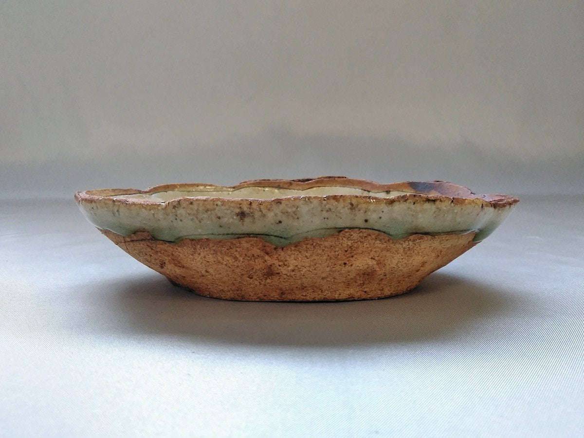 Ash glaze wire carved cloud shaped small bowl [Yoshitaka Kato]
