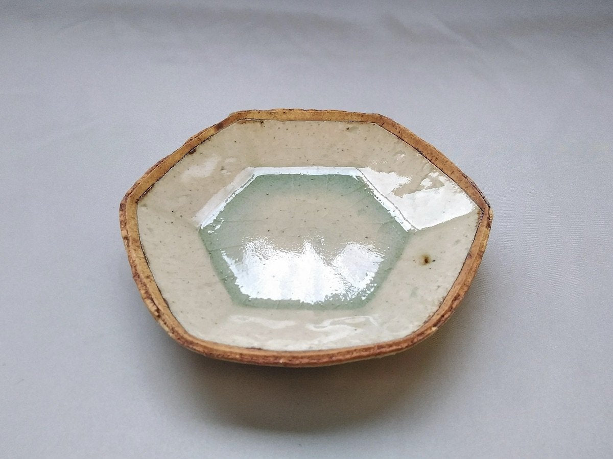 Ash glaze line carved hexagonal plate [Yoshitaka Kato]