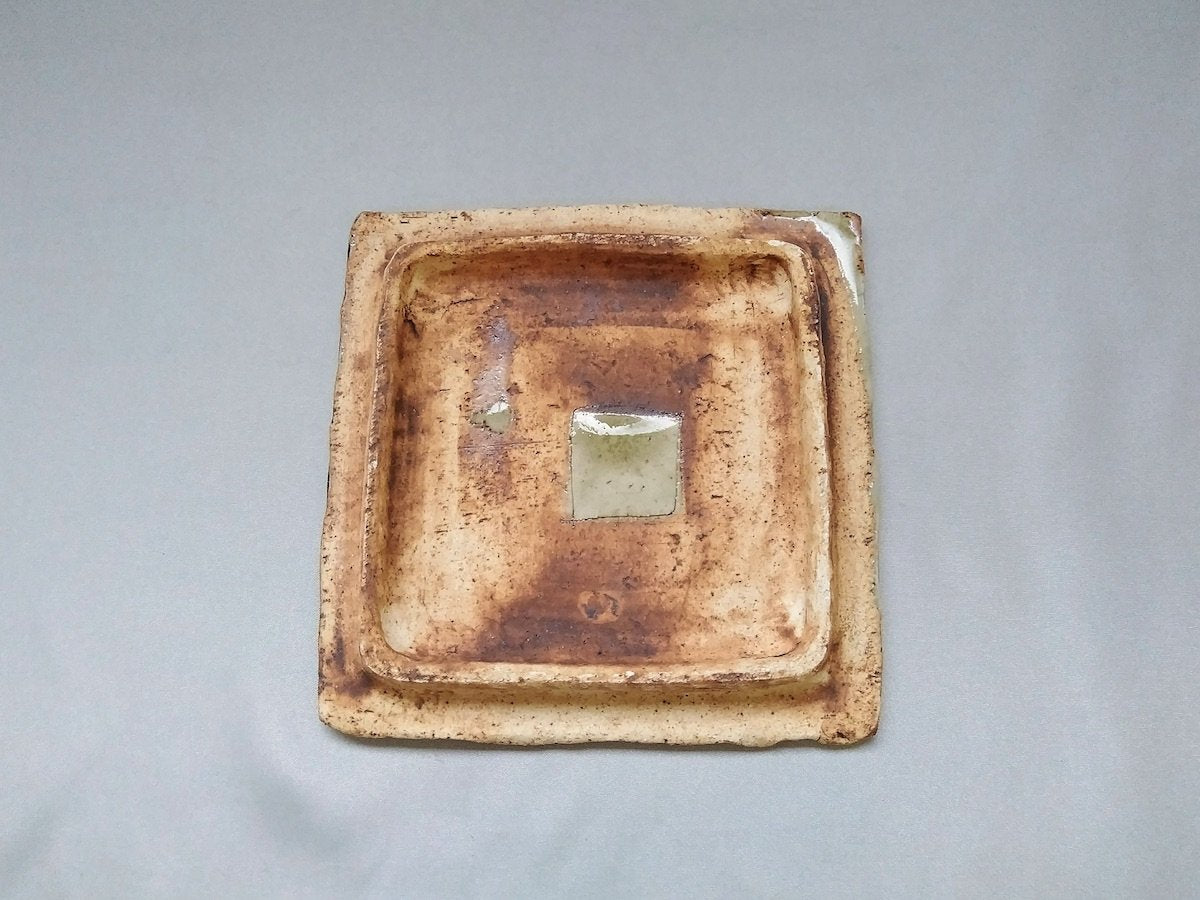 Ash glaze wire carving 5-inch square plate [Yoshitaka Kato]