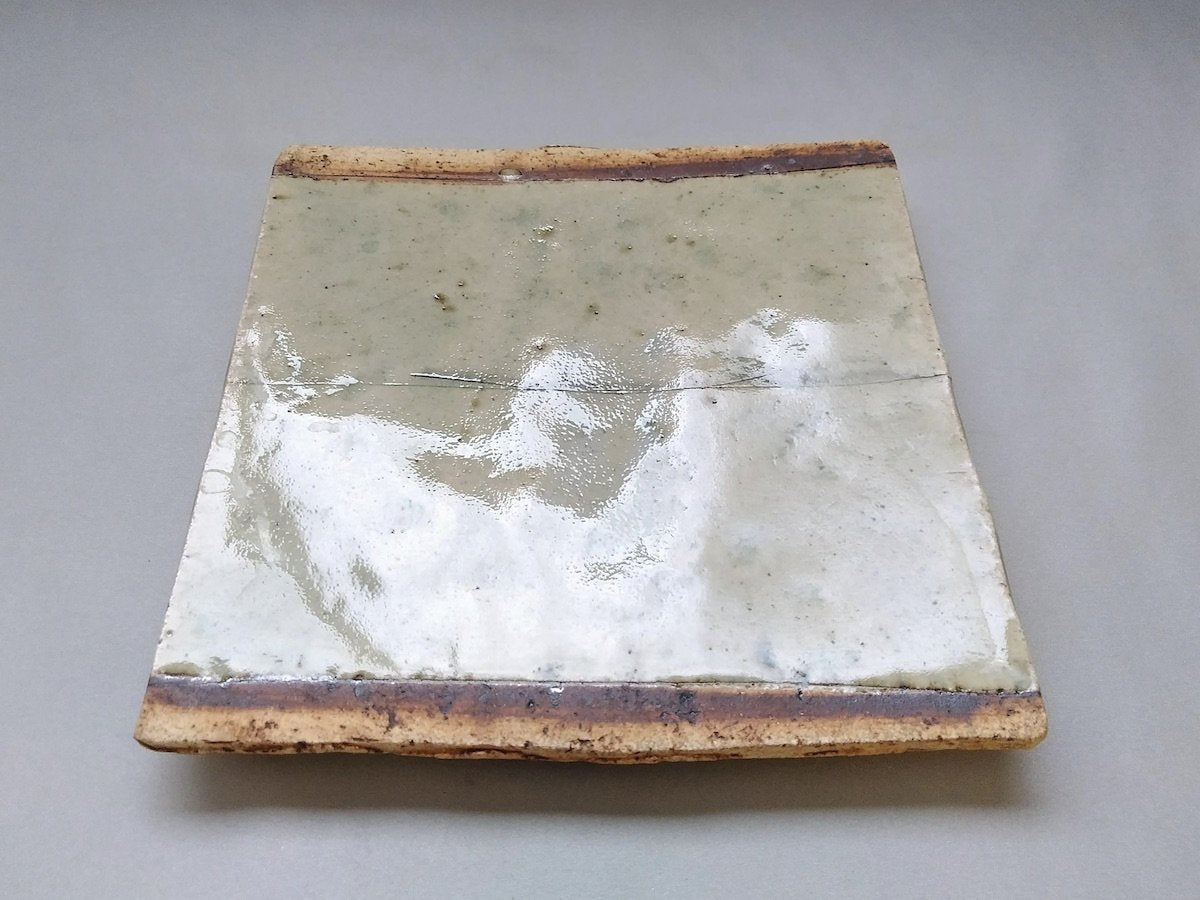 Ash glaze wire carving 7-inch square plate [Yoshitaka Kato]