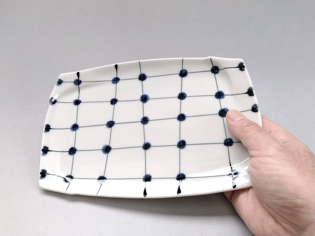 Dot lattice pottery plate [Fukumine Kiln]