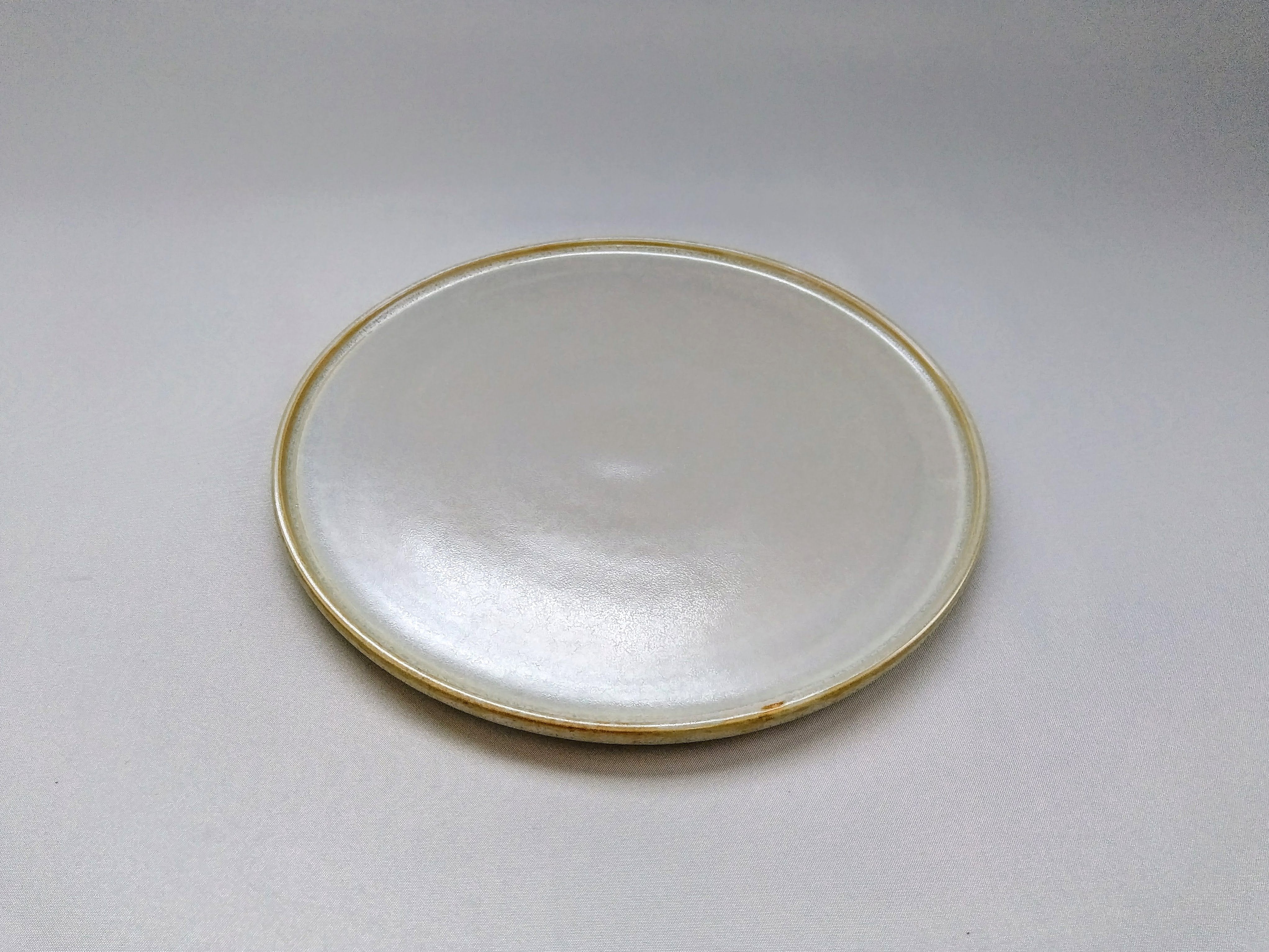 Usurikyu 22cm round plate with edge [Toetsu kiln]