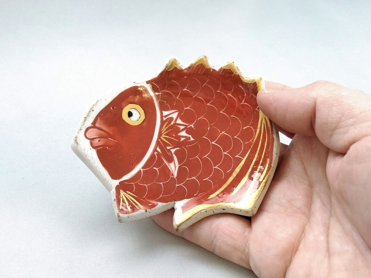 Red sea bream-shaped small plate [Porcelain Studio Raku]
