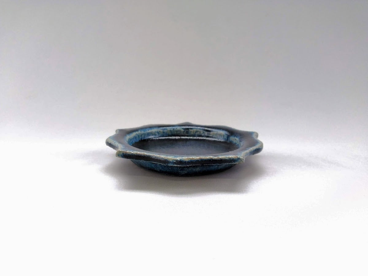 Deep blue glaze carved rim plate bean plate [Kazuhito Yamamoto]