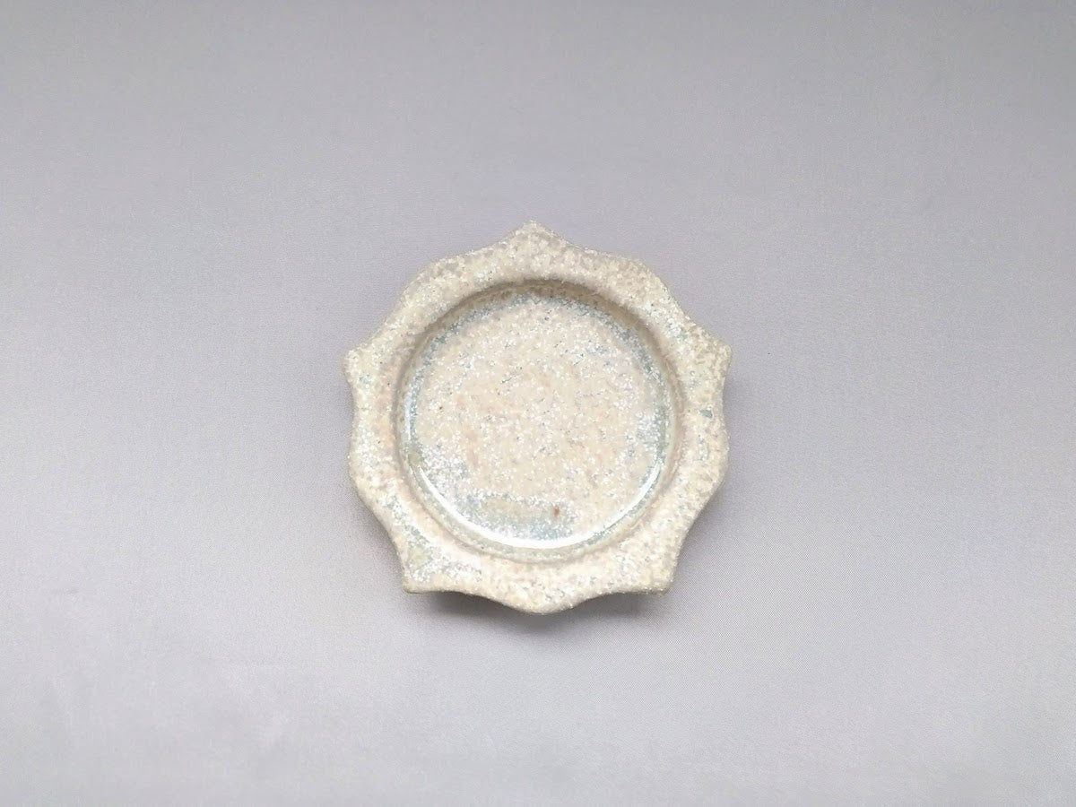 White matte glaze carved rim plate bean plate [Kazuhito Yamamoto]