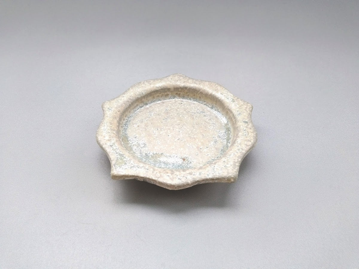 White matte glaze carved rim plate bean plate [Kazuhito Yamamoto]