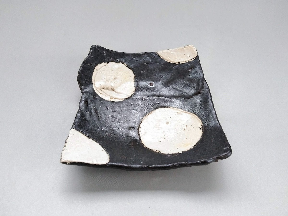 Black glaze round crest pasted square small plate [Kazuhito Yamamoto]