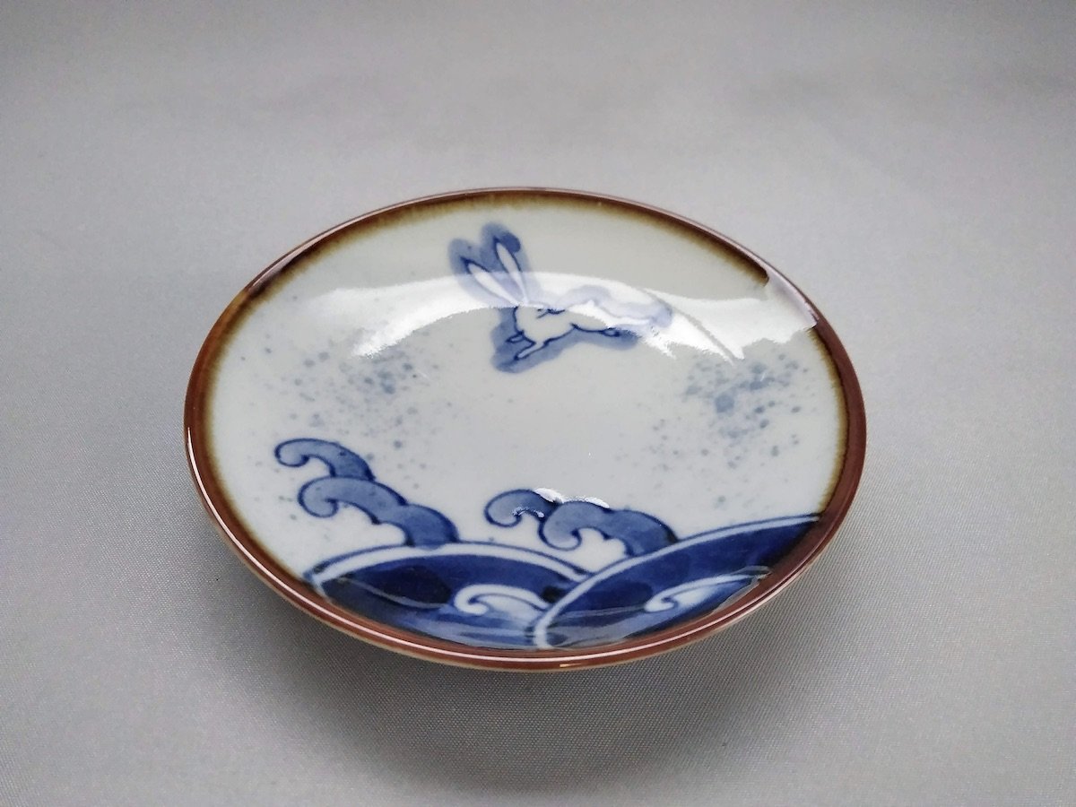 Small plate with dyed rabbit [Kanemon Kiln]