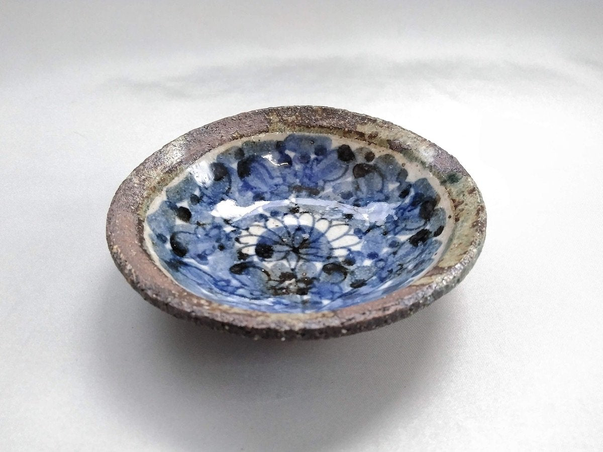 Round small plate with dyed flower crest [Kosaigama]