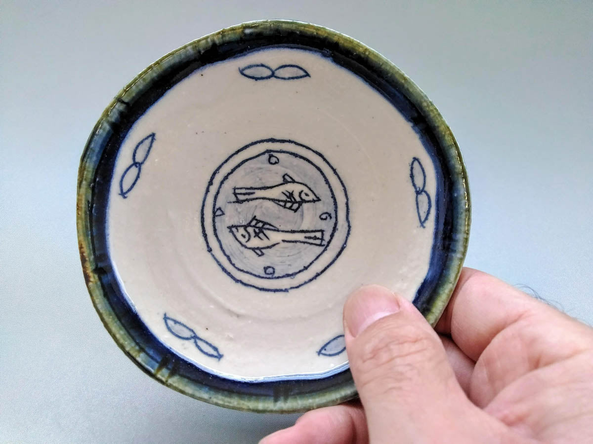 Round small plate blue leaves and fish [Jun Kato]