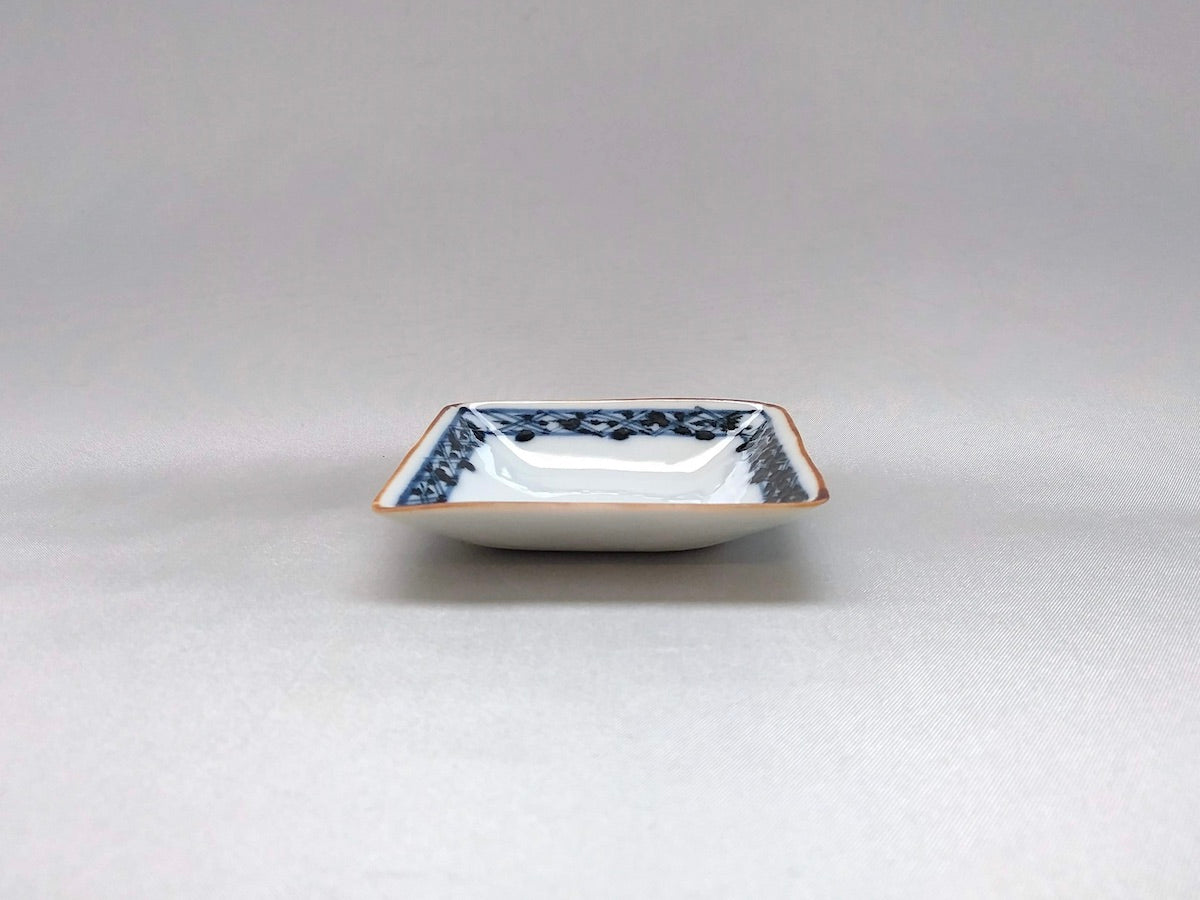 Square bean plate with embossed pattern on the dyed surface [Koshigama]