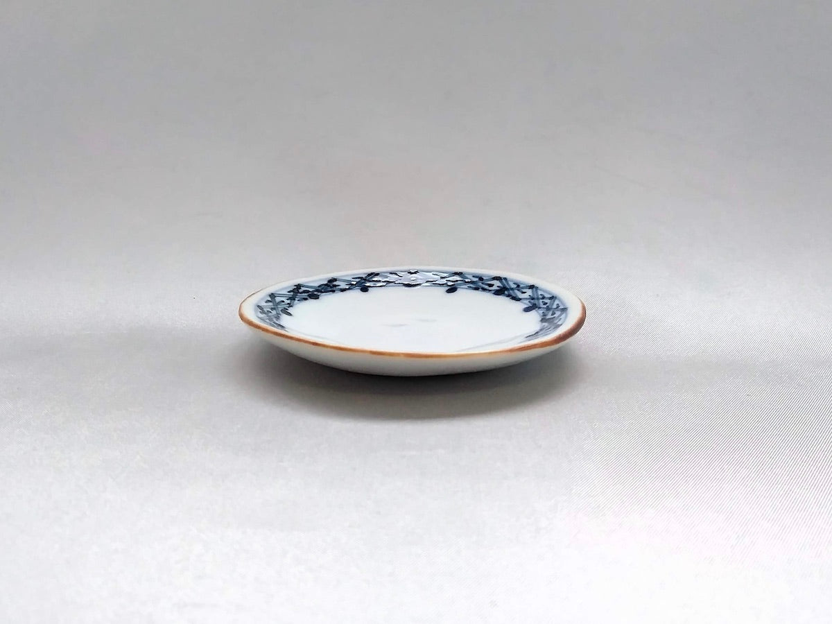 Round bean plate with embossed pattern on the dyed surface [Koshigama]