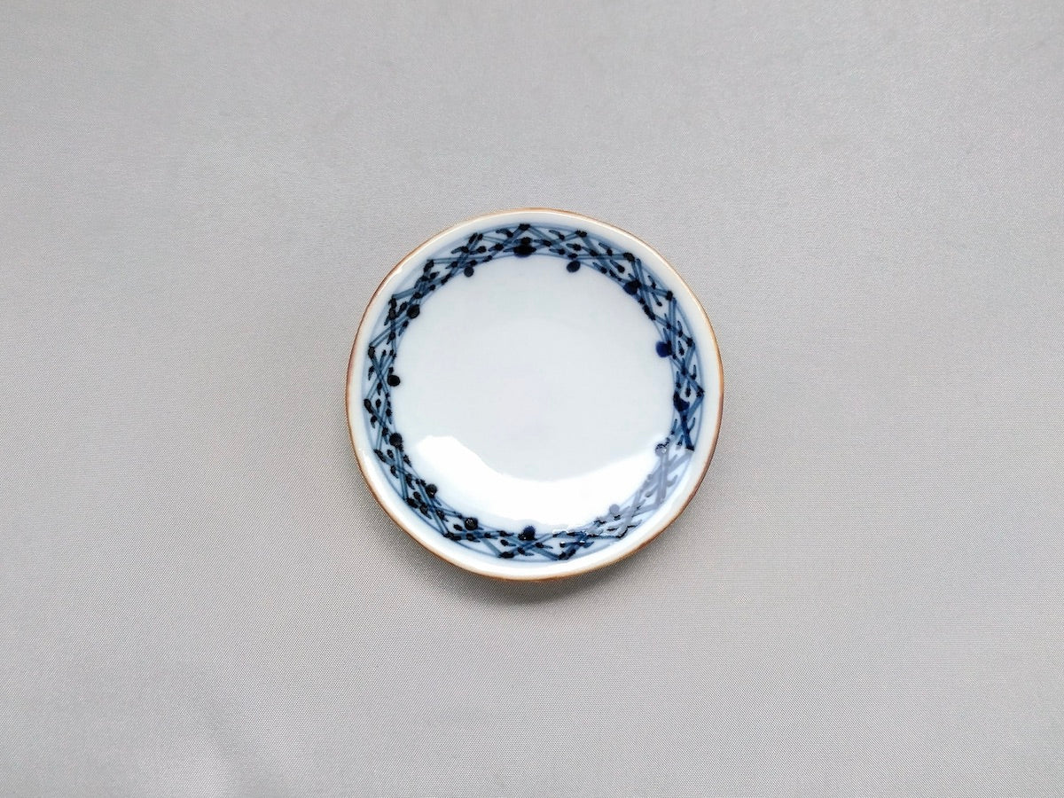 Round bean plate with embossed pattern on the dyed surface [Koshigama]