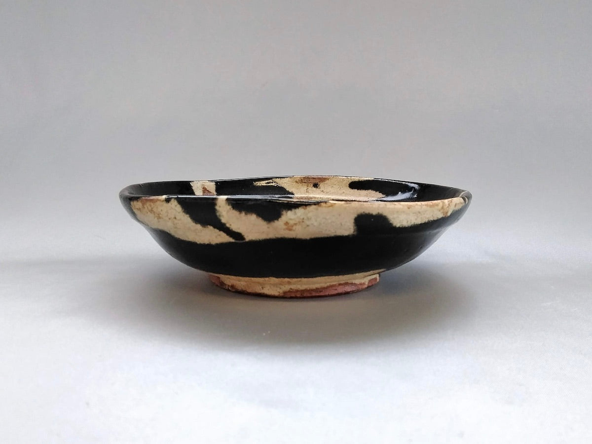 Black Oribe Kakebu 5-inch shallow bowl [Daiko Oguri]