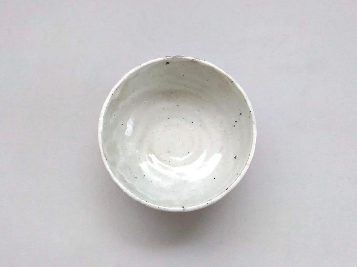 Red rice bowl made from powdered hemp leaves [Shigehisa Miura]