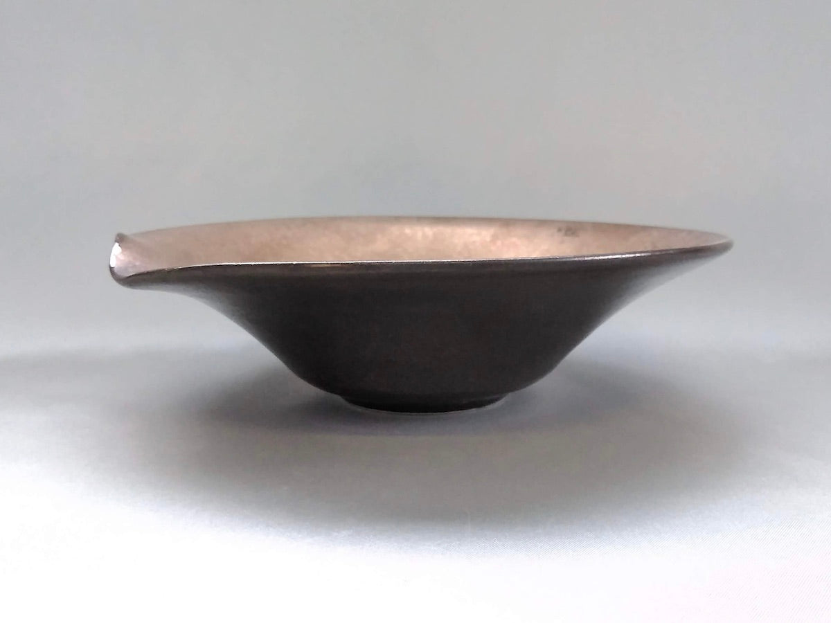 One-sided pressed 5.5-inch pot with black yuzu and copper coating inside [Toetsu Kiln]