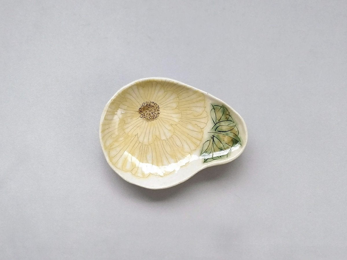 Mai peony pattern magadama three-legged small plate yellow [Yoshihei Kato]
