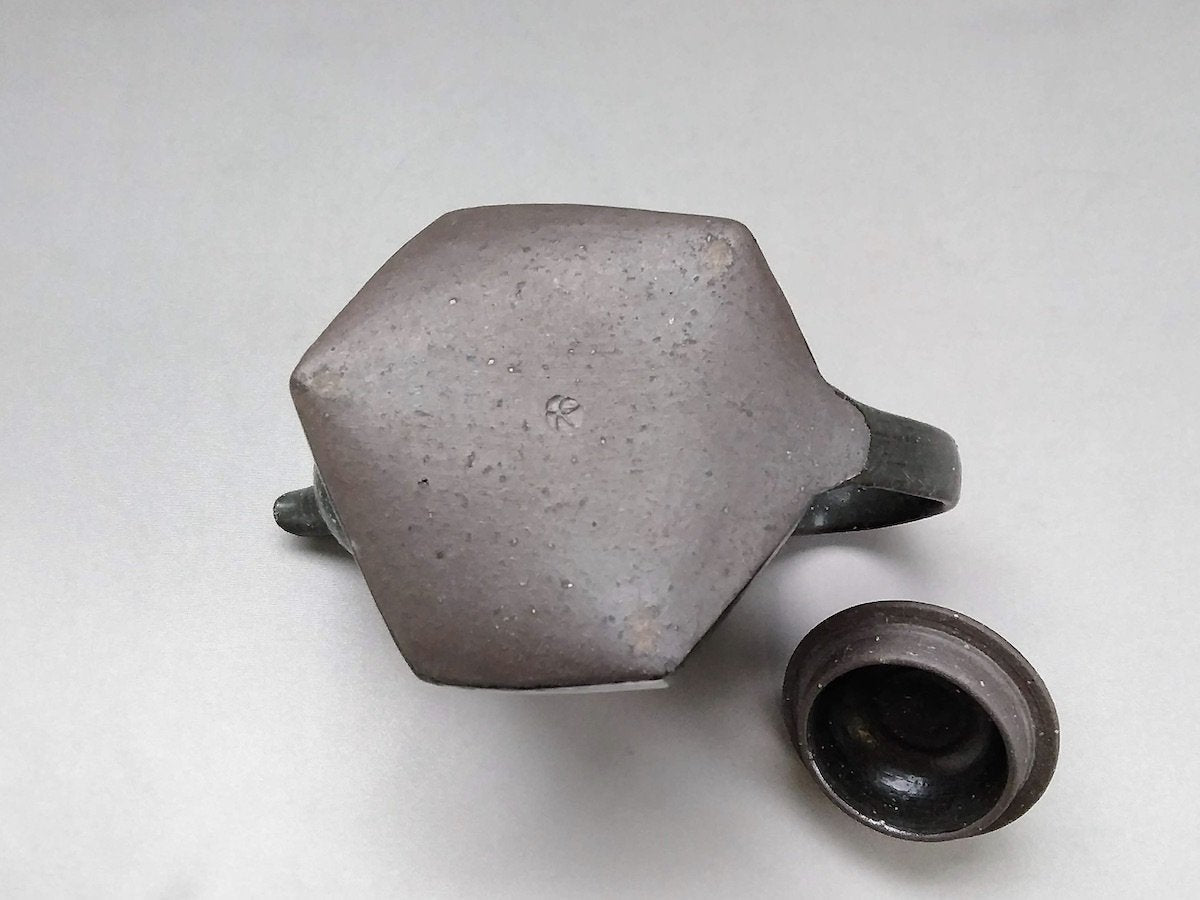 Black glaze white line carved hexagonal pot [Tatsuo Otomo]