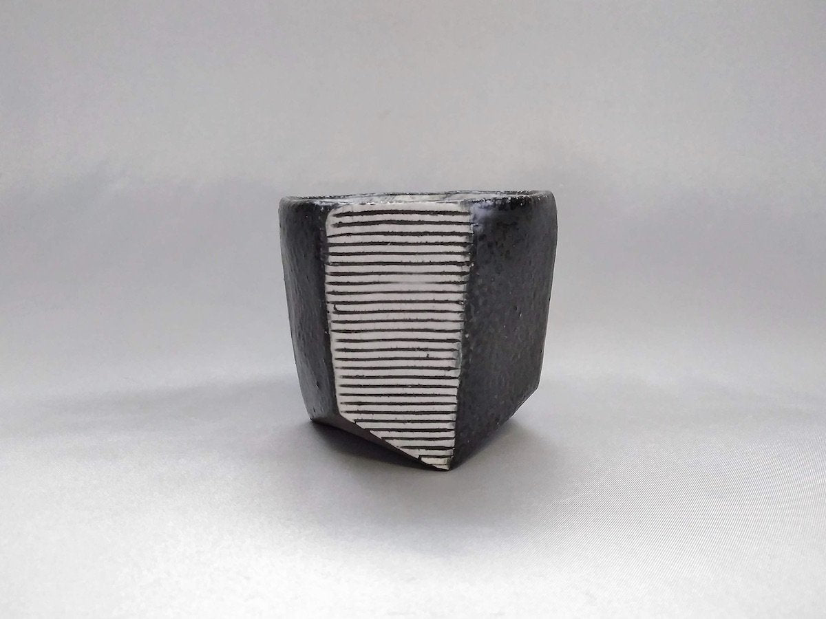 Black glaze white line carved hexagonal teacup [Tatsuo Otomo]