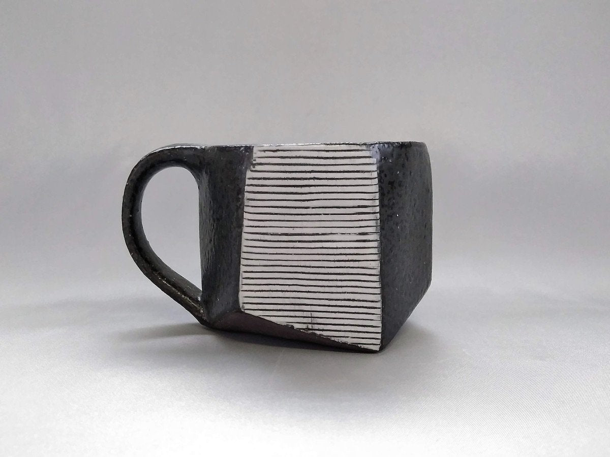 Black glaze white line carved hexagonal mug [Tatsuo Otomo]