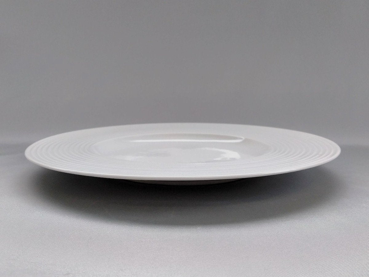 Large white porcelain carved wide rib plate [Izuma kiln]