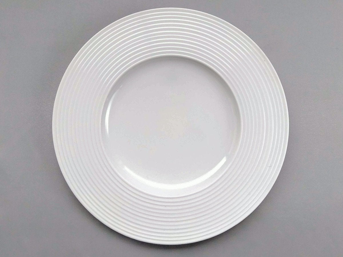 Large white porcelain carved wide rib plate [Izuma kiln]