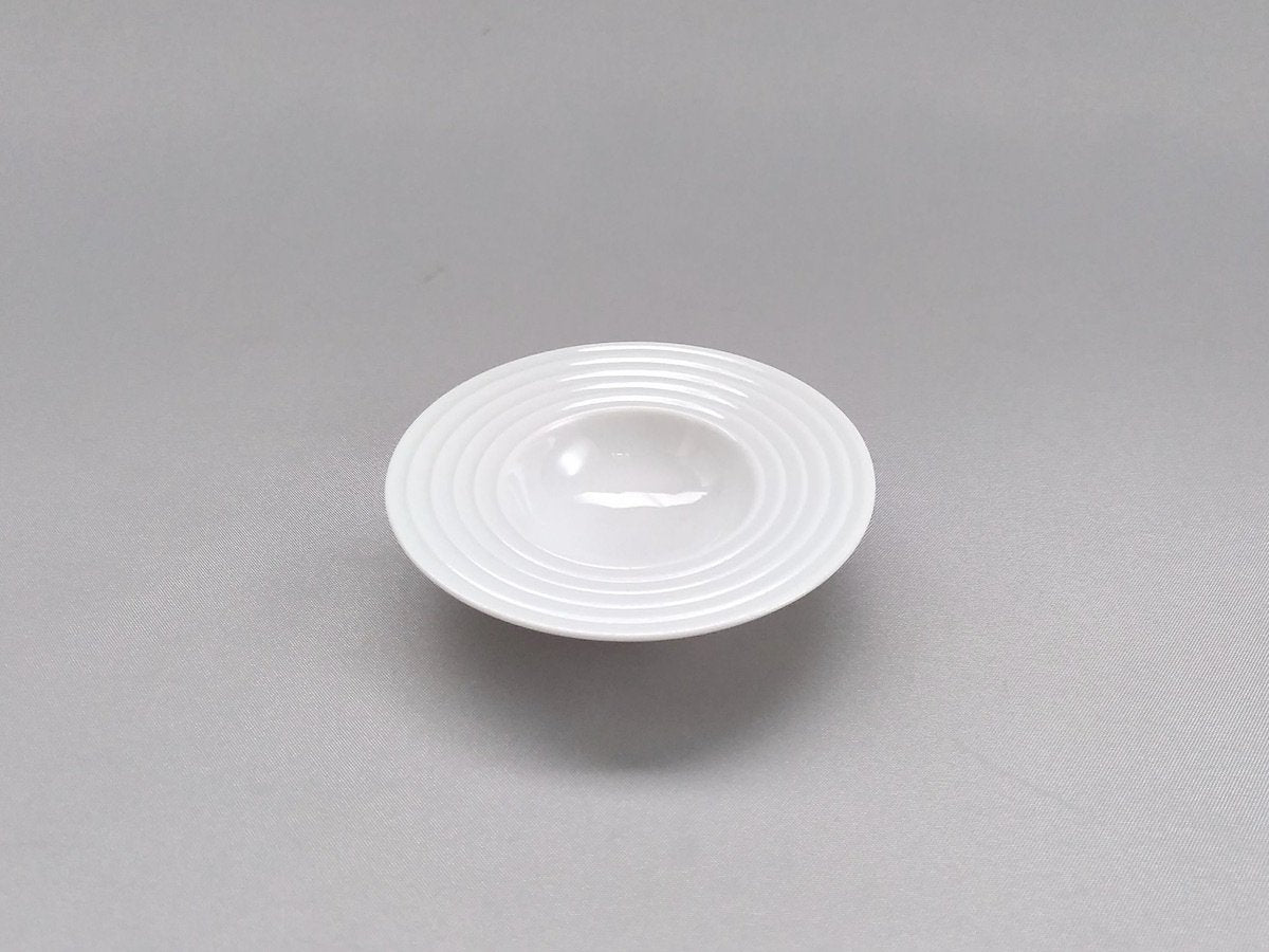 White porcelain carved wide rib bean plate [Izuma Kiln]