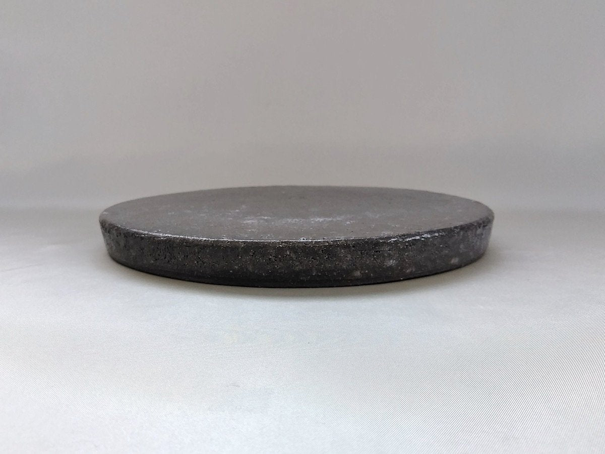 Small black karagi round plate [Masahiro Kumagai]