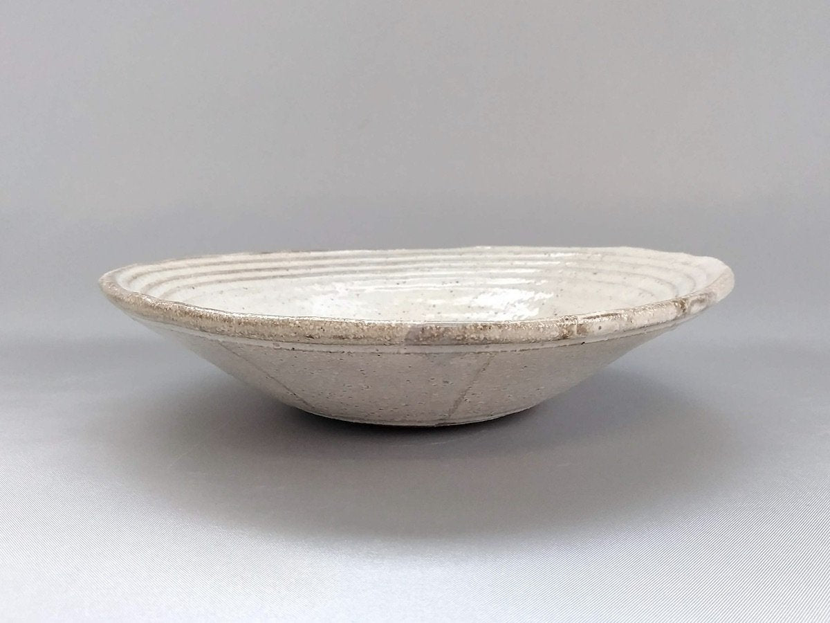 Shallow bowl with fresh powder [Masahiro Kumagai]