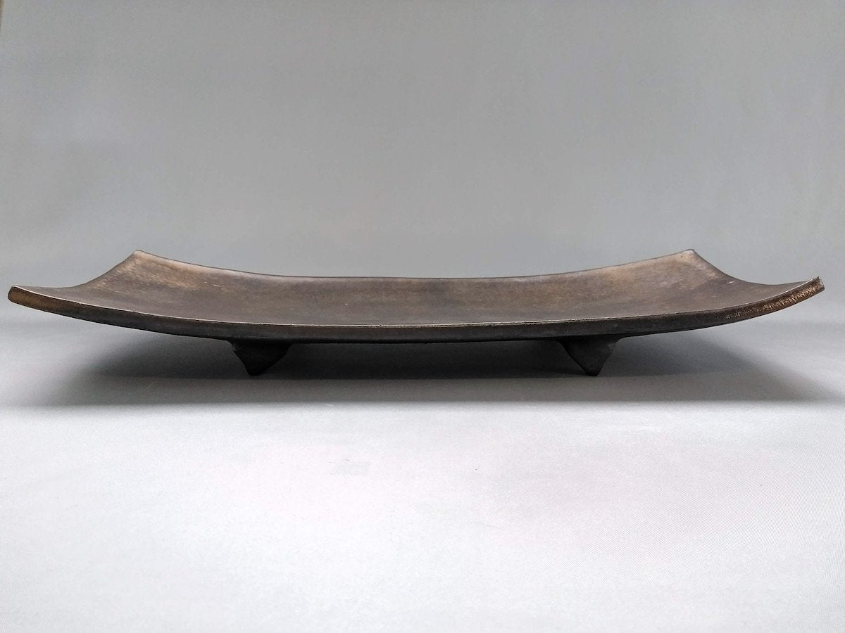 Long square plate with golden legs [Nobuyuki Murai]